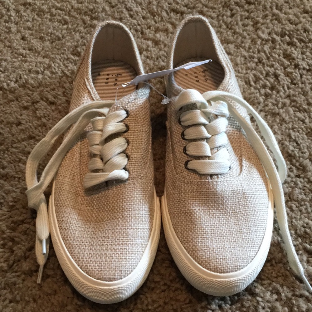 NWTs beige canvas shoes Sz 8